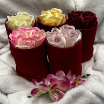 Kwiaty Mydlane Flowerbox czerwone okrągłe - róże mydlane kremowe