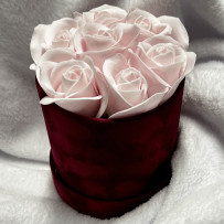 Flowerbox bordowy z jasno różowymi różami mydlanymi