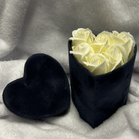 Kwiaty Mydlane Flowerbox granatowe serce - róże mydlane kremowe